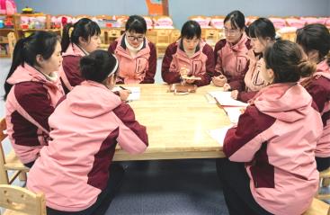 C:/Users/谢海燕/Desktop/期末培训截图/课程故事及年级组讨论/年级组讨论 (2).jpg年级组讨论 (2)