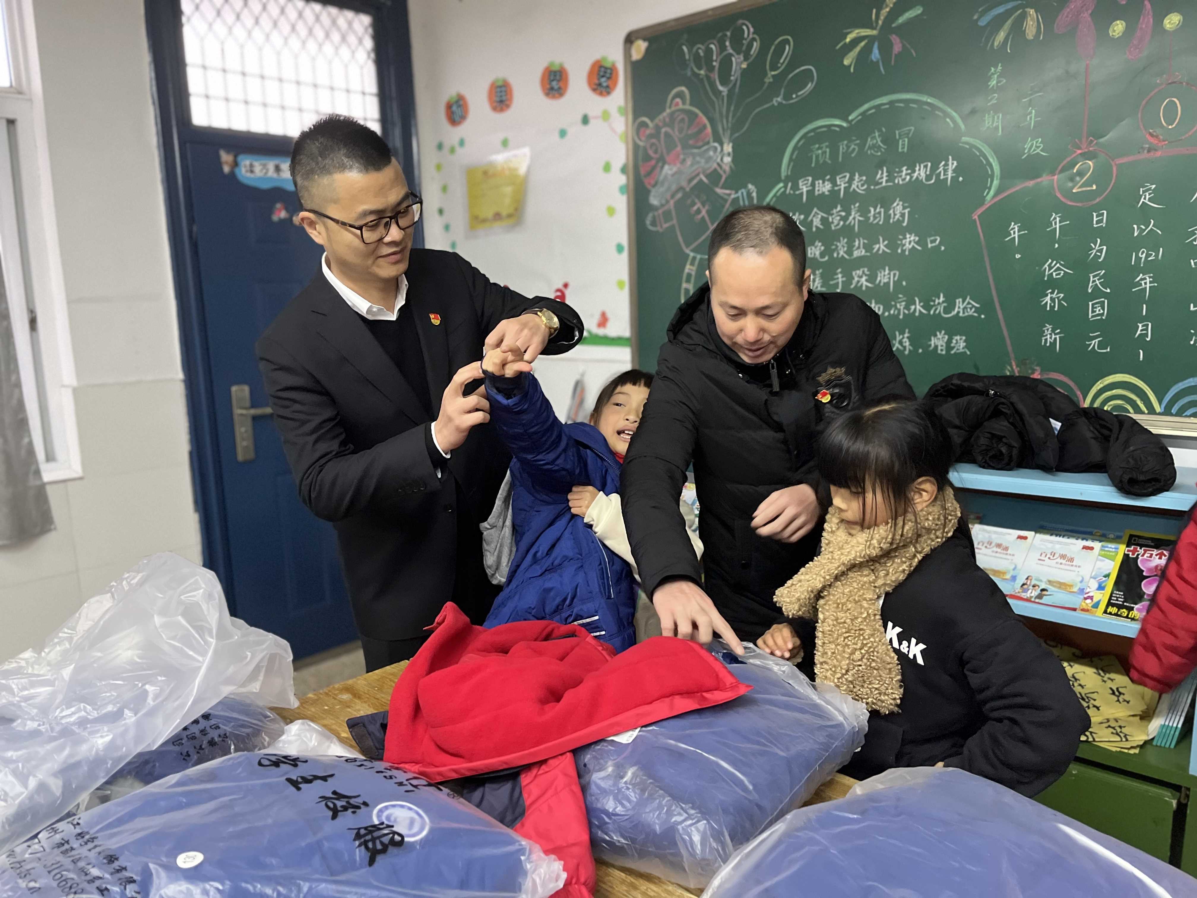 這群海島上的留守孩子們，穿上了新校服！ 臺州銀行玉環支行公益慰問