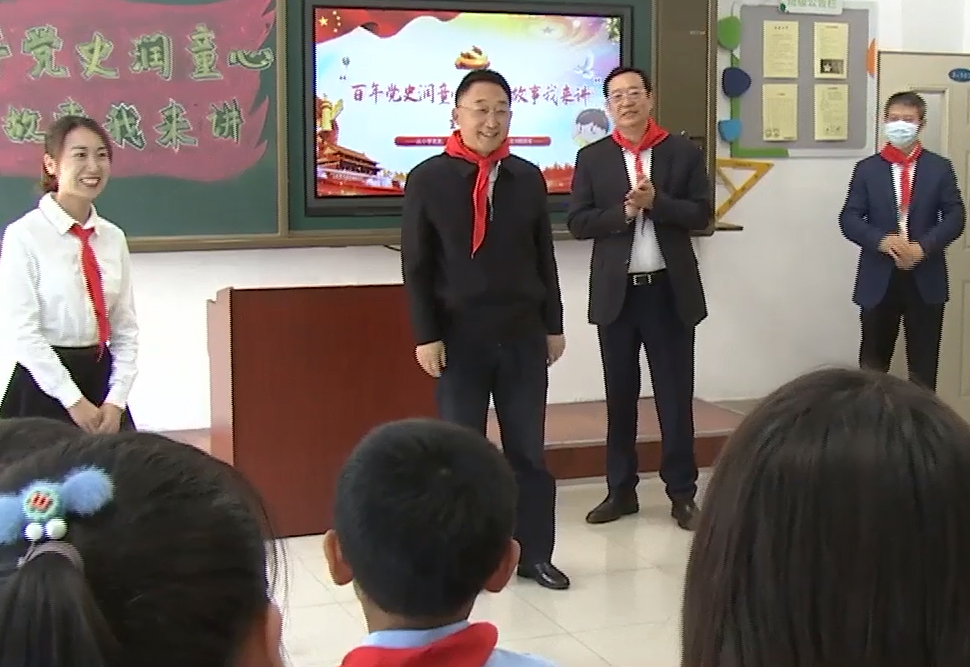 辽宁省委副书记、省长刘宁来到辽宁省孤儿学校看望孩子们