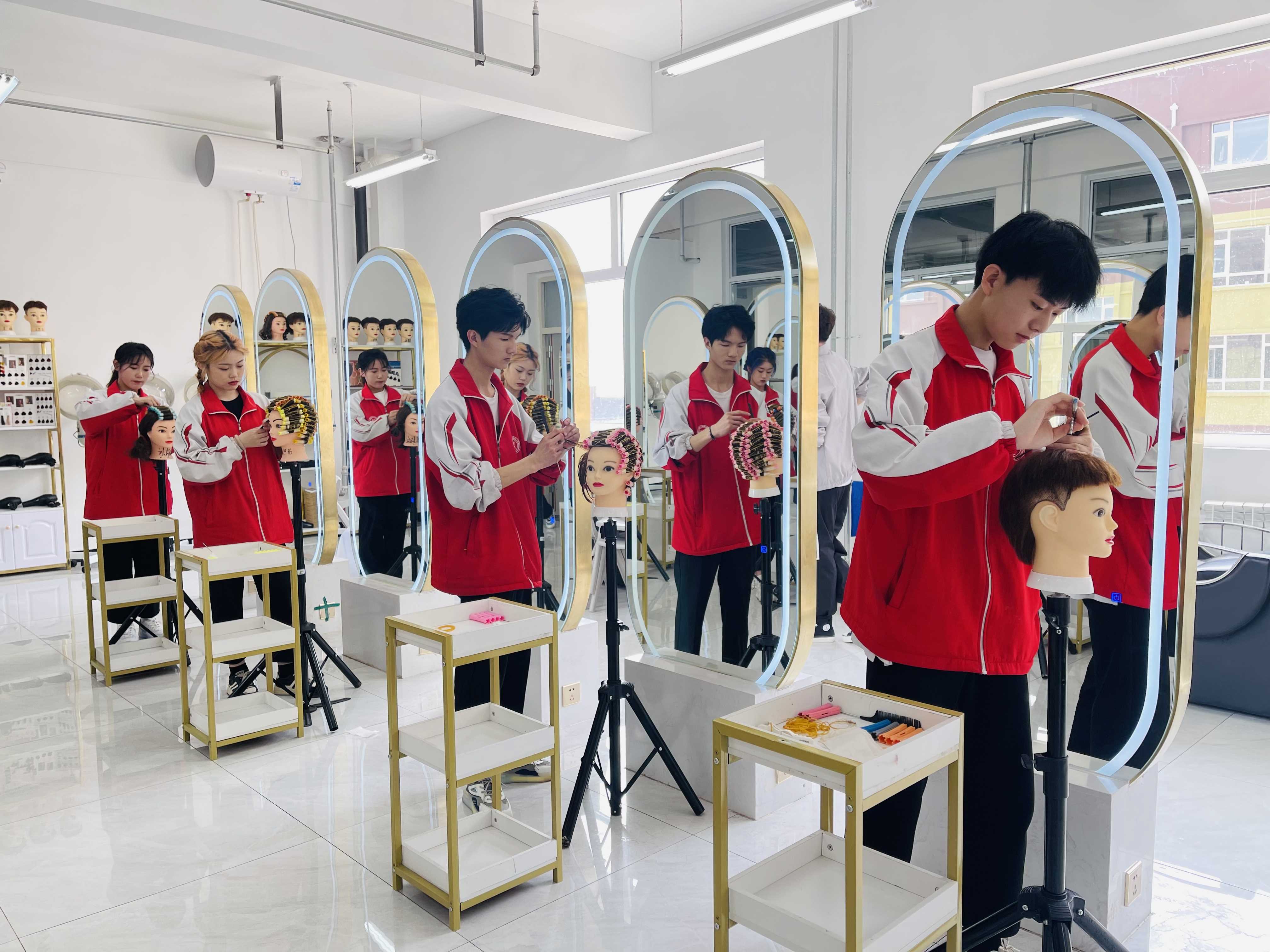 服装学子在第五届中国大学生服装模特大赛中再创佳绩-武汉纺织大学新闻文化网