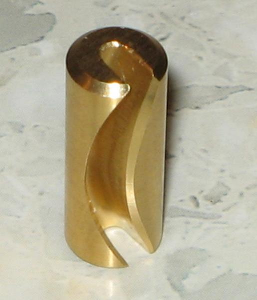 长度约20mm，直径约8.5mm，重量约8克。 精选黄铜材质，有效抑制狼音，不会抑制琴弦的震动和吸收声音。