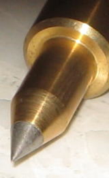 材质：铜&钛&钨（钨金属尖端） 尺寸：直径 10 mm，长 55 cm；直径 8 mm，长 50 cm（预定） 采用三种材质制造而成，由里向外分别是钨、钛和铜。声音非常明亮，富有强大的力量，反应迅速。