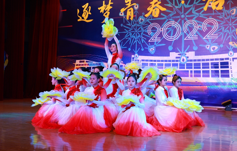激扬青春风采，谱写最美华章！高二年级文艺晚会倾情上演