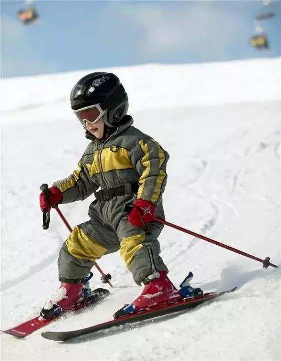 国外的小孩都是从小就学习滑雪,国内的爸妈都觉得这是一项很危险的