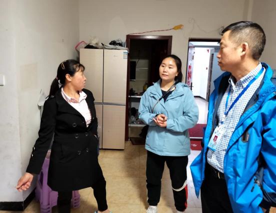 图为习水县分公司党支部书记、总经理张兴龙（右）在入户排查走访中了解情况