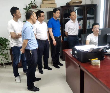 2022年6月22日，耿杰一行在正安县分公司调研。图为技术人员现场演示应急广播节目播放操作流程。