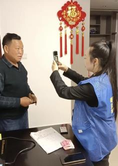 5 连日来，贵广网络天柱县分公司集中开展“抓现金、保用户、强服务”百日攻坚营销活动。图为5月23日，多彩云天柱县办事处员工杨茜（右）在移民安置区为用户办理“广电5G”体验业务。（天柱县分公司龙娟 摄）
