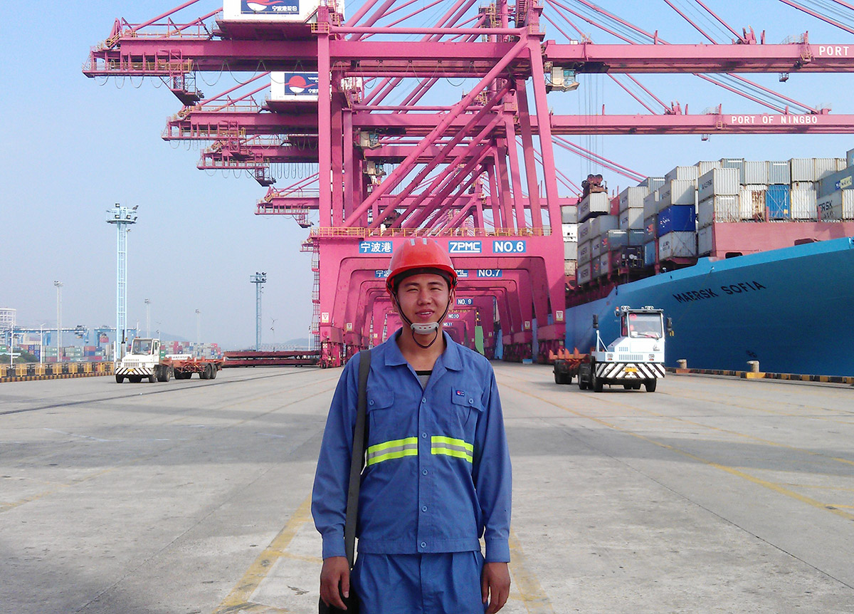 现任宁波港北仑第二集装箱码头分公司龙门吊司机培训导师