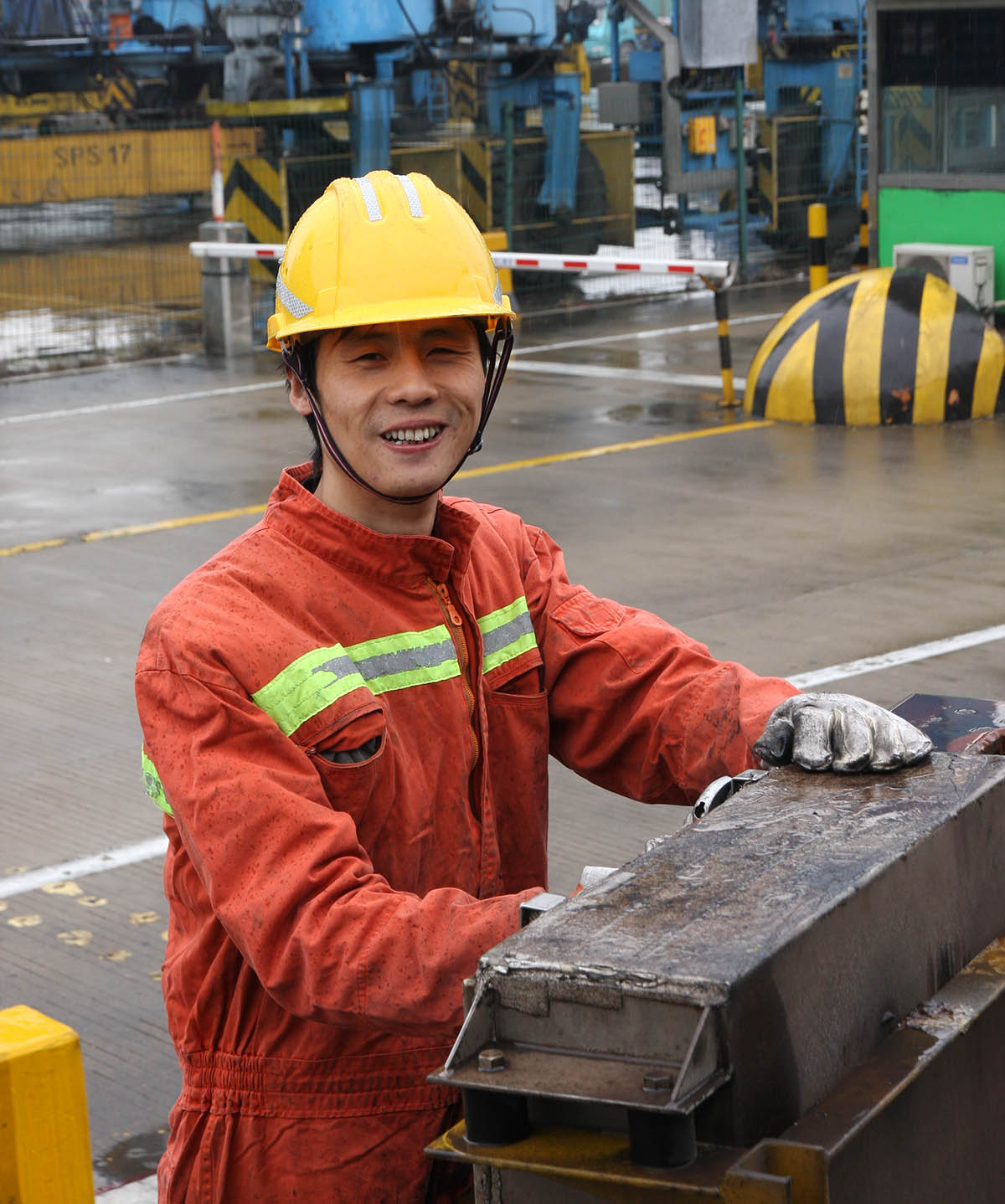 现任宁波港北仑第二集装箱码头分公司龙门吊维修班副班长。