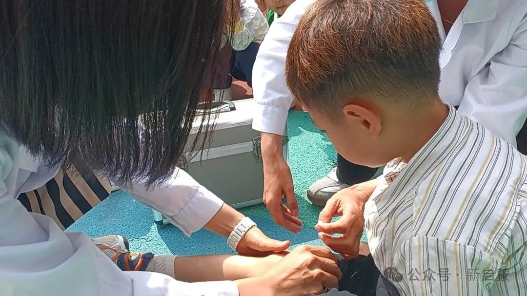 图片包含 人, 男人, 男孩, 房间
AI 生成的内容可能不正确。