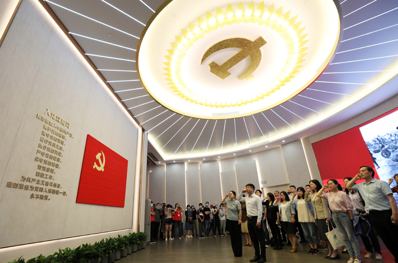 党员在上海中共一大近年关里重温入党誓词（2021年6月3日摄）。新华社记者  刘颖  摄）