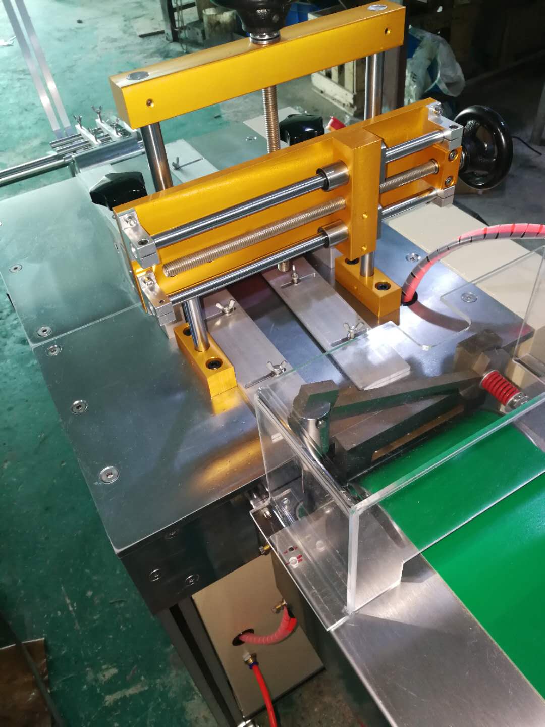 自動續邊涂膠