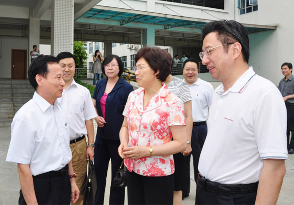 2011年6月，廣州市副市長貢兒珍視察國光。