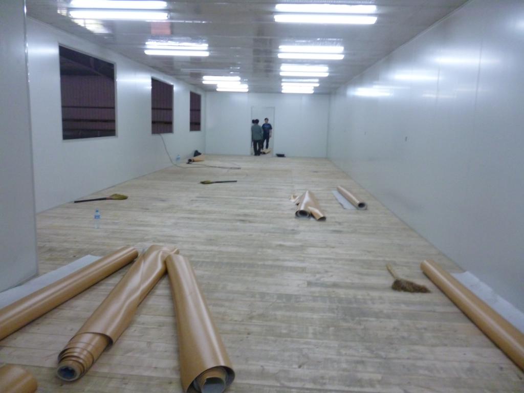 二层办公室——裁好的材料摆放在清理完毕的木板地面上。_1024x768