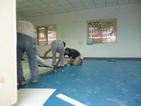 工人师傅正在安装三层的PVC地板