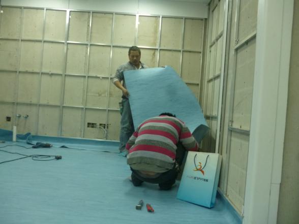 工人师傅正在安装PVC地板