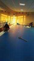 工人师傅正在安装PVC舞蹈地板