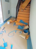 安装PVC楼梯踏步进行中