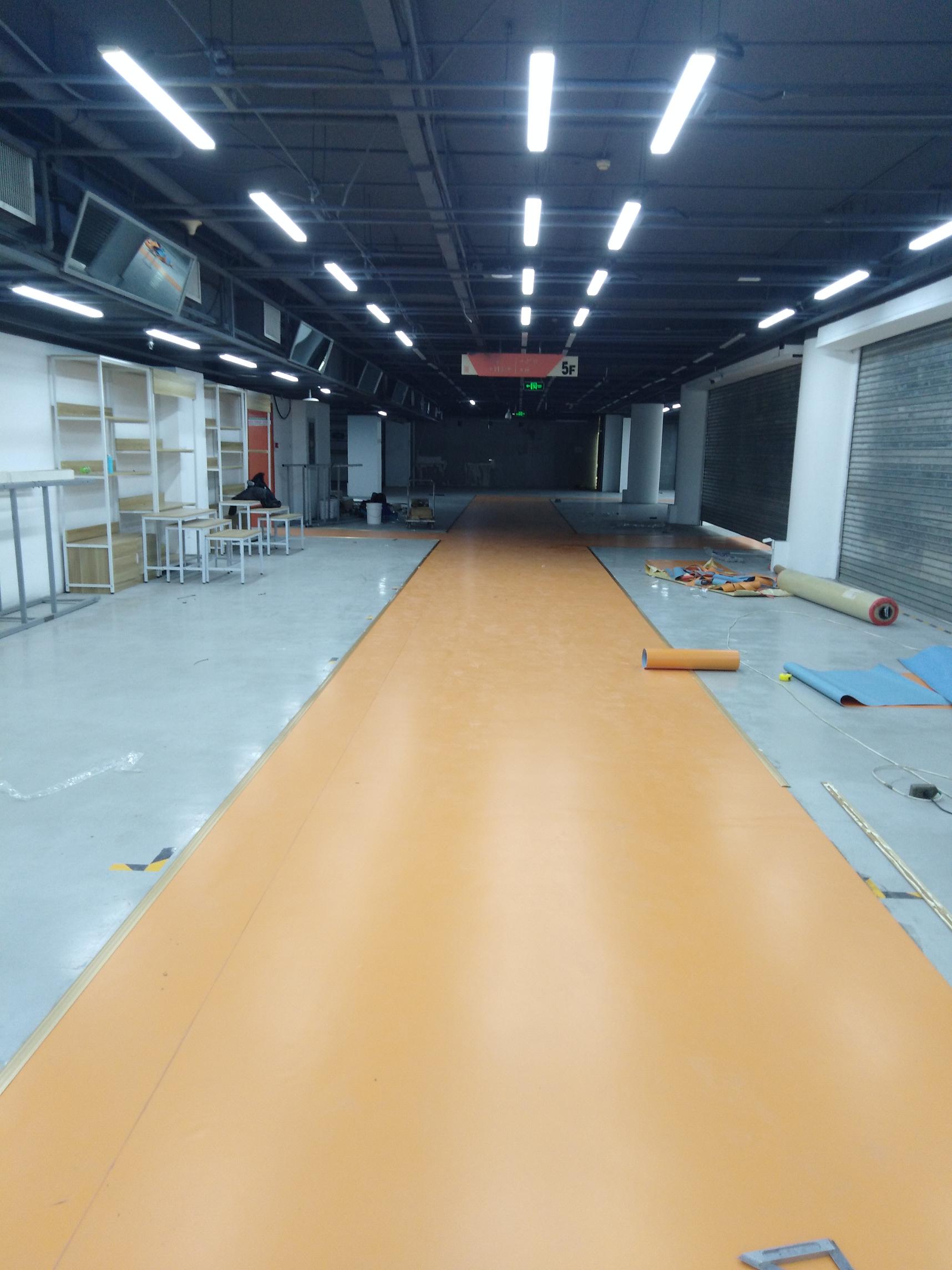 铺装完PVC地板后，开始安装压边条