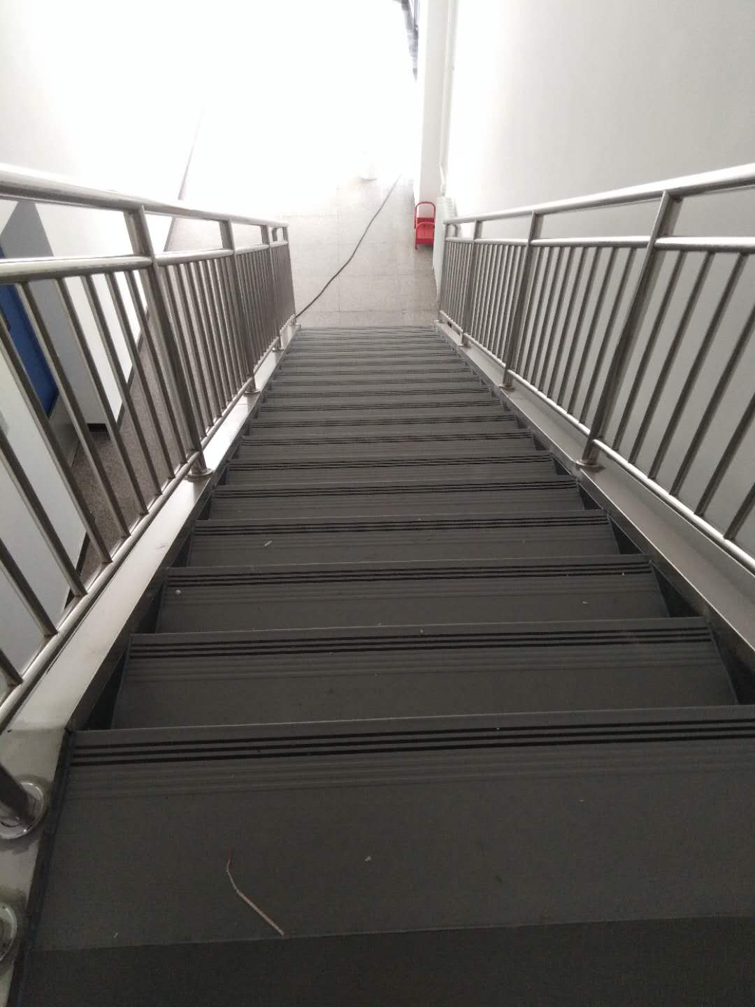 参观的楼梯踏步铺完PVC整体踏步后的效果图二