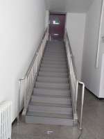 参观的楼梯踏步铺完PVC整体踏步后的效果图一
