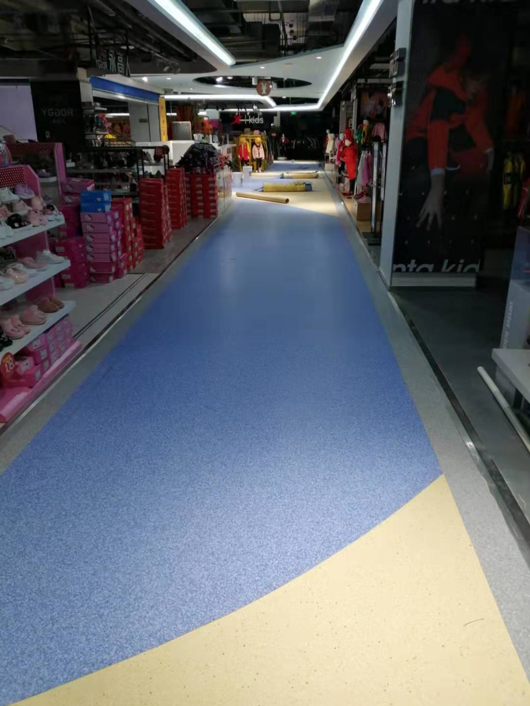商场通道铺完龙飞PVC地板效果图一