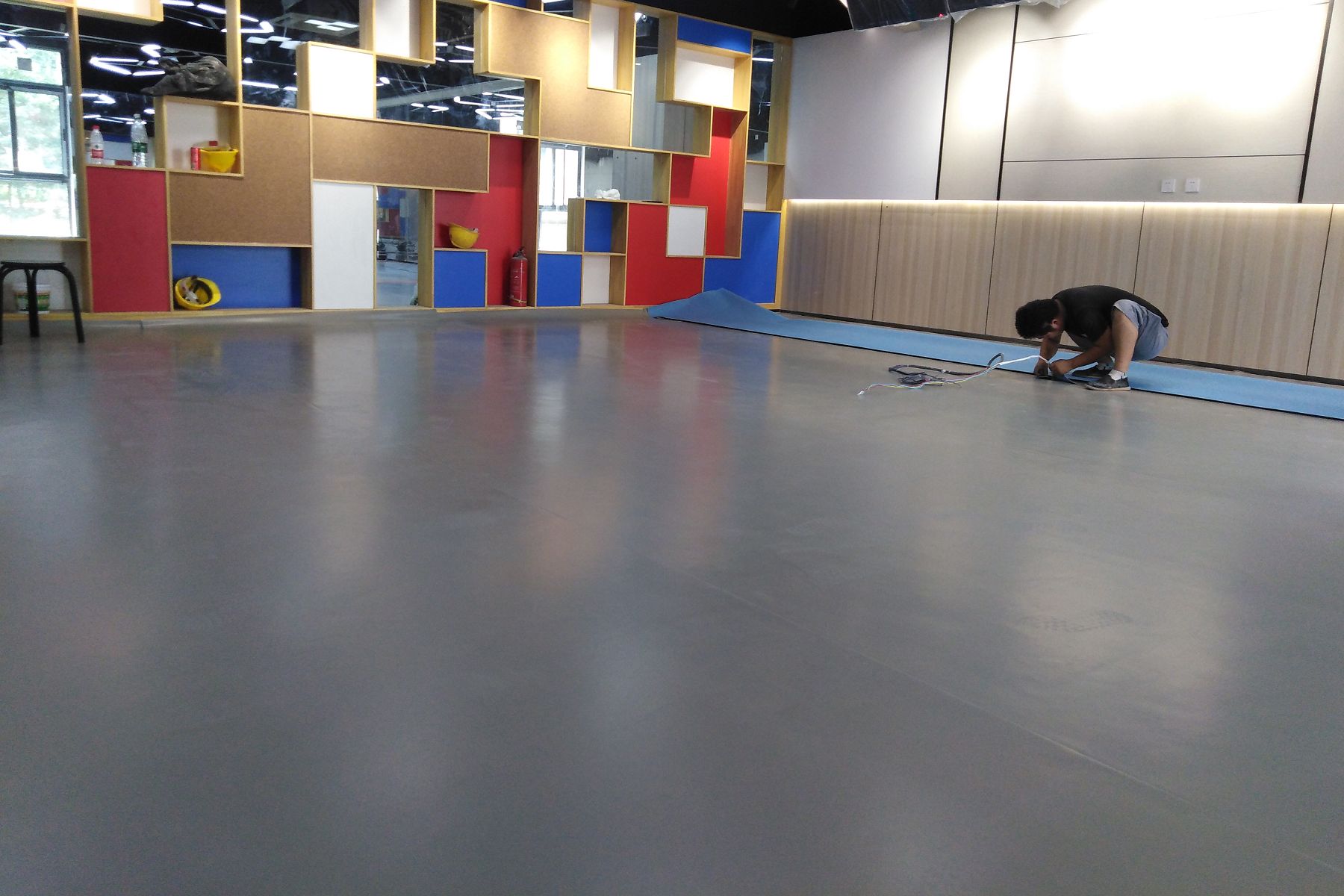 大教室正在铺装龙飞PVC地板_005