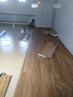 东贯市村委会办公室铺装SPC锁扣地板木纹系列，进行中二