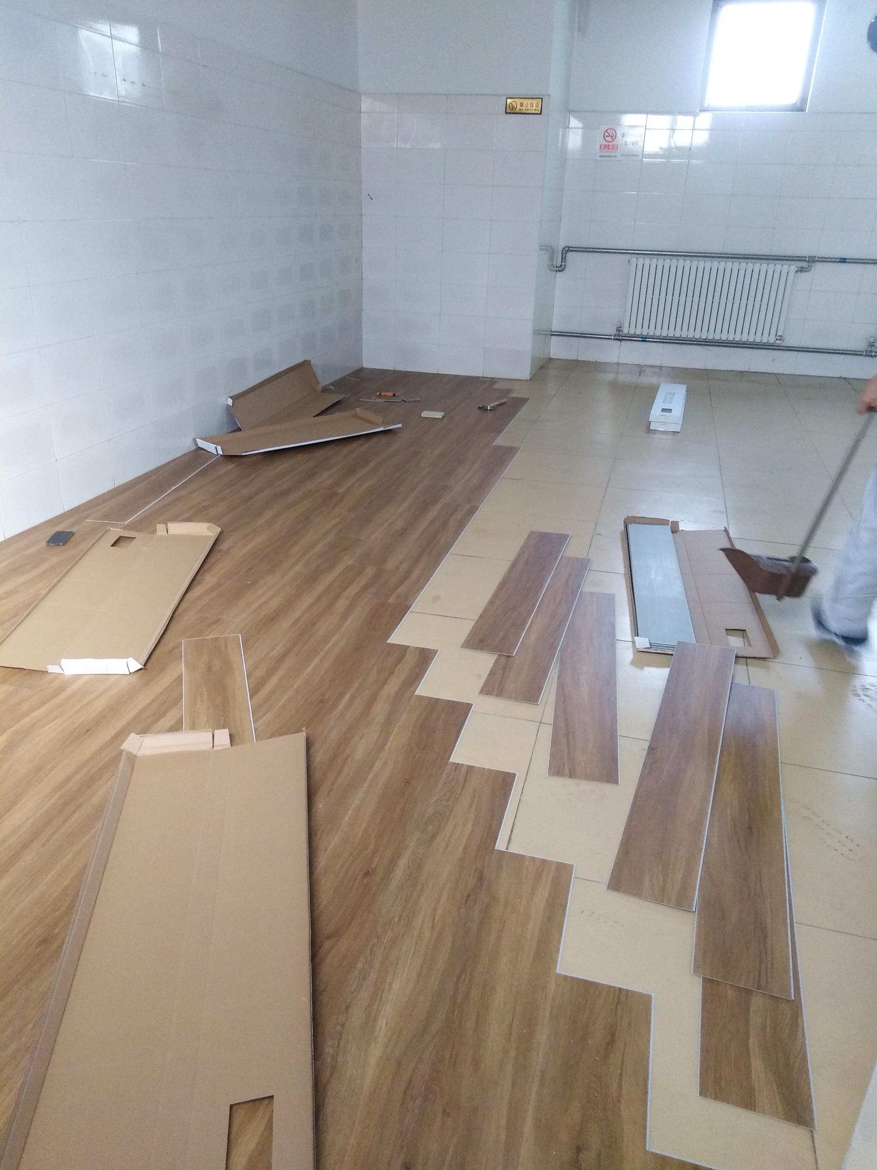 东贯市村委会办公室铺装SPC锁扣地板木纹系列，进行中一