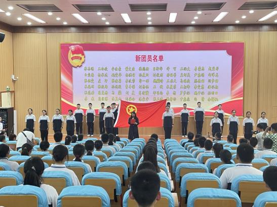 5市十四中学党总支部副书记樊吕娜宣读新团员名单