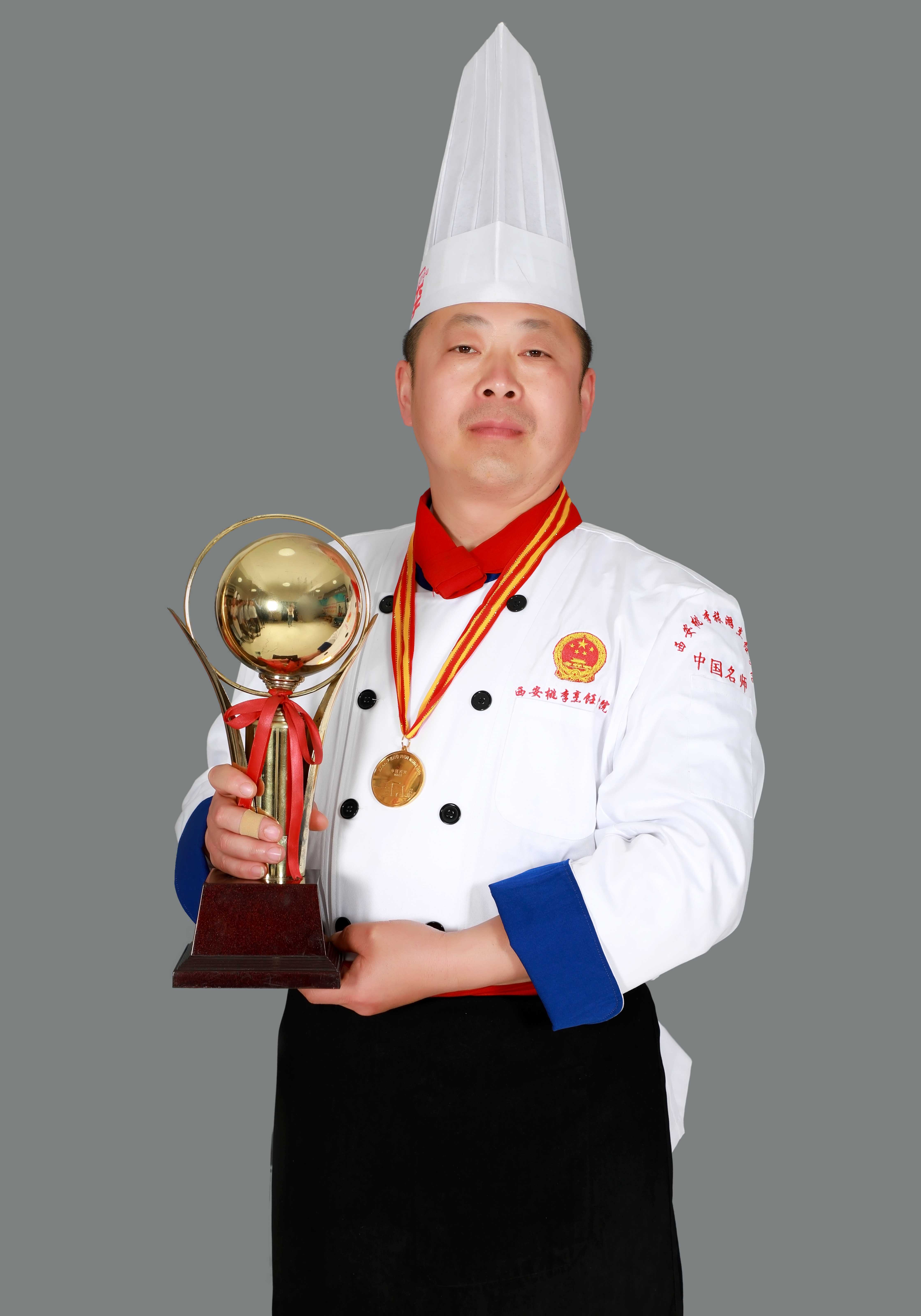 中式烹调技师，中国烹饪名师，陕西烹饪大师、西安市技术标兵。