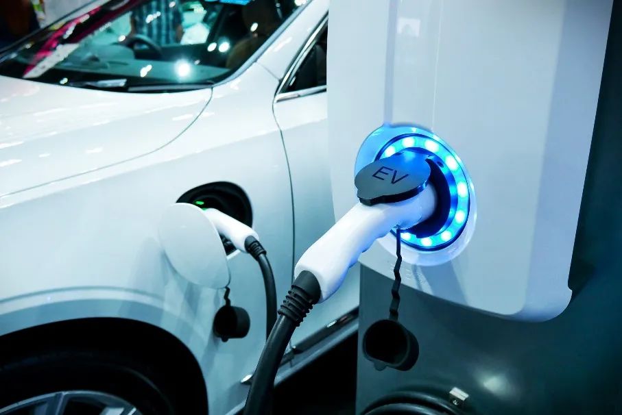 新能源汽车不断增长的充电需求该为电力供应紧张的局面负责吗？
