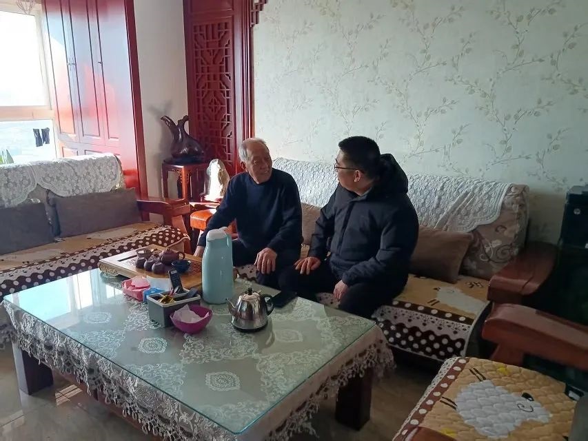 春节前慰问退休职工