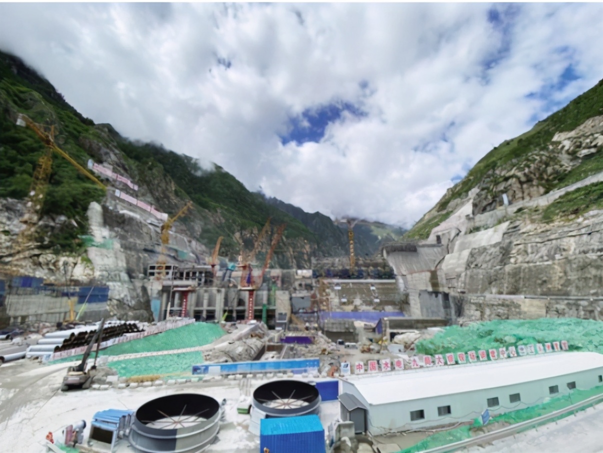 國家重點水電工程西藏DG水電站大壩主體碾壓混凝土澆筑全線到頂