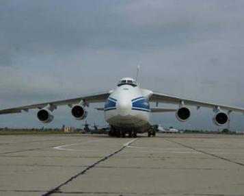 机身长69.1米,翼展73.3米,装货舱尺寸36.5米*6.4(4.25)米*4.4米,最大业载120吨,最大容积750立方米