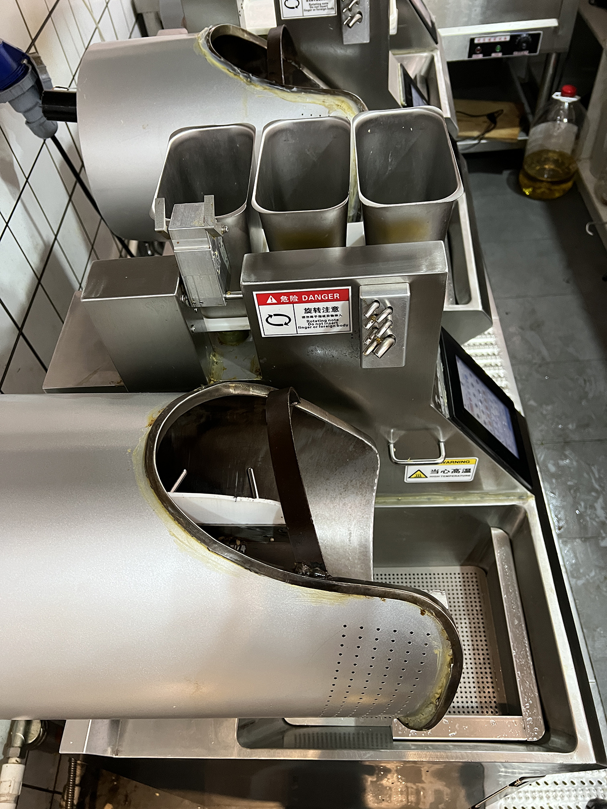 自动炒菜机在西班牙中餐馆应用，解决厨师与中餐标准化问题!_小菜一碟炒菜机