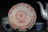 1990年开张第一饼357克熟茶本品选用班章茶山古茶料古法制成为福鸿昌号代表作之一