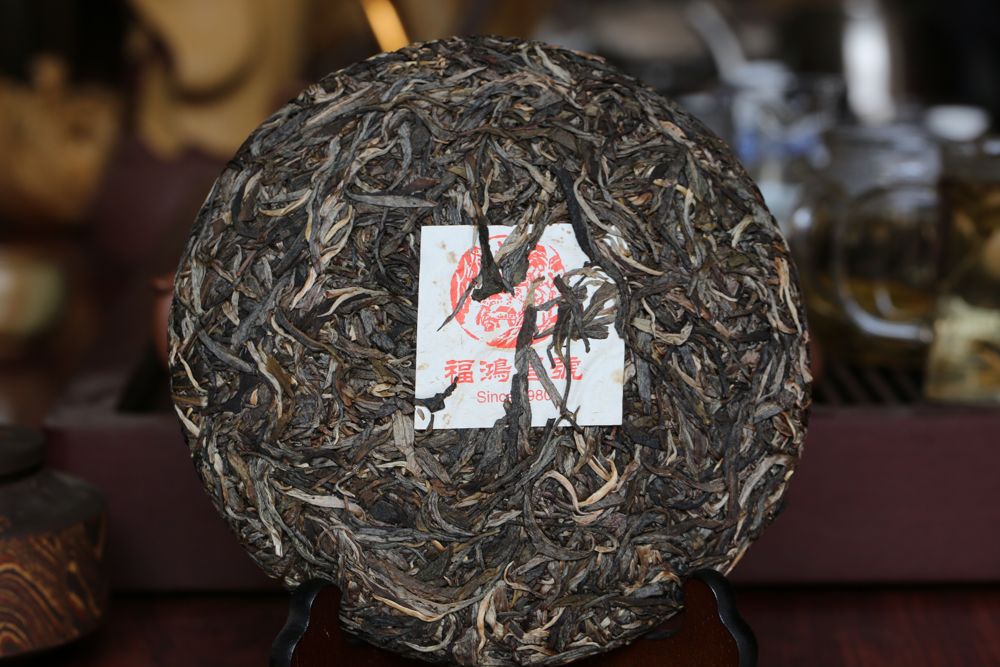 2018年老班章茶王千年古树茶_生茶_357克_本品选用老班章茶王同等茶树采摘之头春古树茶古法制成_为老班章最顶级之古树茶_本品为老班章之皇冠_为可遇不可求得顶级好茶_2