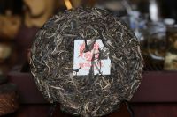 2018年老班章茶王千年古树茶_生茶_357克_本品选用老班章茶王同等茶树采摘之头春古树茶古法制成_为老班章最顶级之古树茶_本品为老班章之皇冠_为可遇不可求得顶级好茶_2