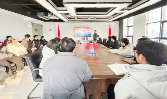 会议室里的人们

AI 生成的内容可能不正确。