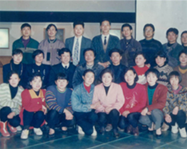 1994年周才军与紫砂工艺厂工艺员进厂十周年合影