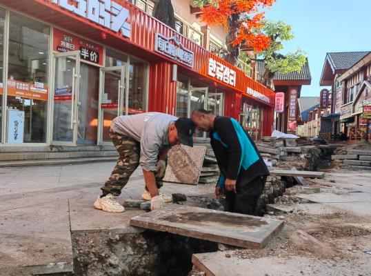 天福街升级造工程的第一步——基础设施升级造，工人正在进行雨污混施工作业