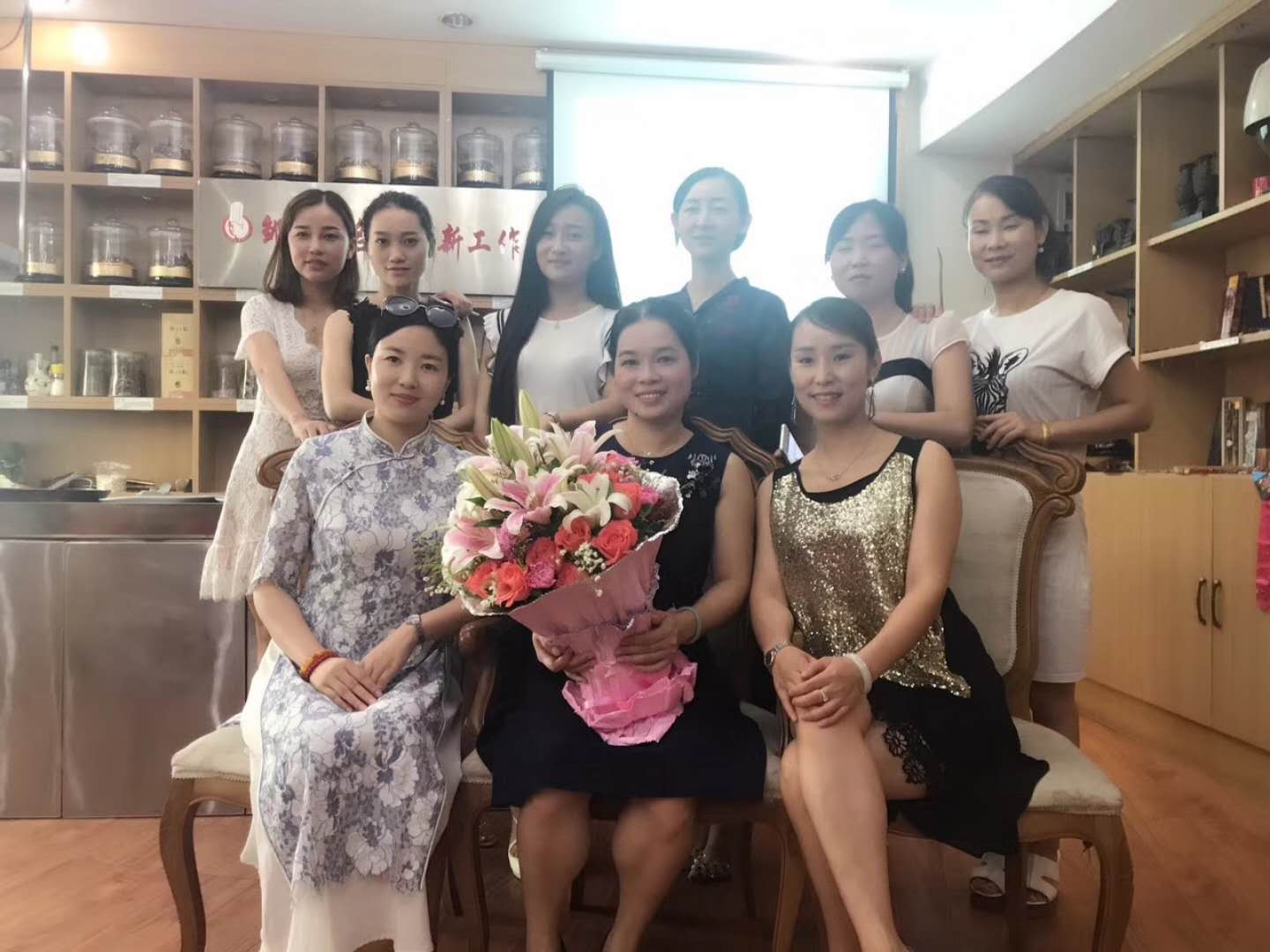 莫广凤老师和学员合影
