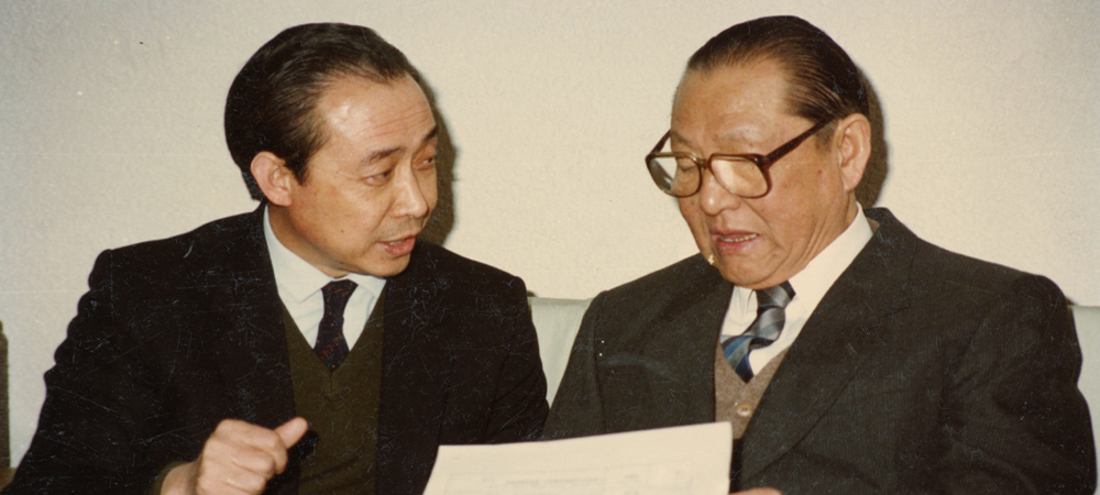 1989年11月全国人大副委员长、世界医学气功学会名誉主席习仲勋（右一)听取北京中医学院院长、学会秘书长高鹤亭（左一)汇报