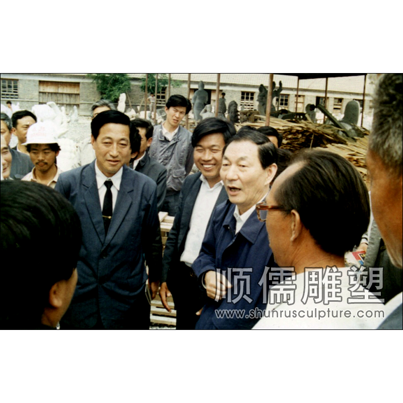 原国务院总理朱镕基于1991年5月到公司视察
