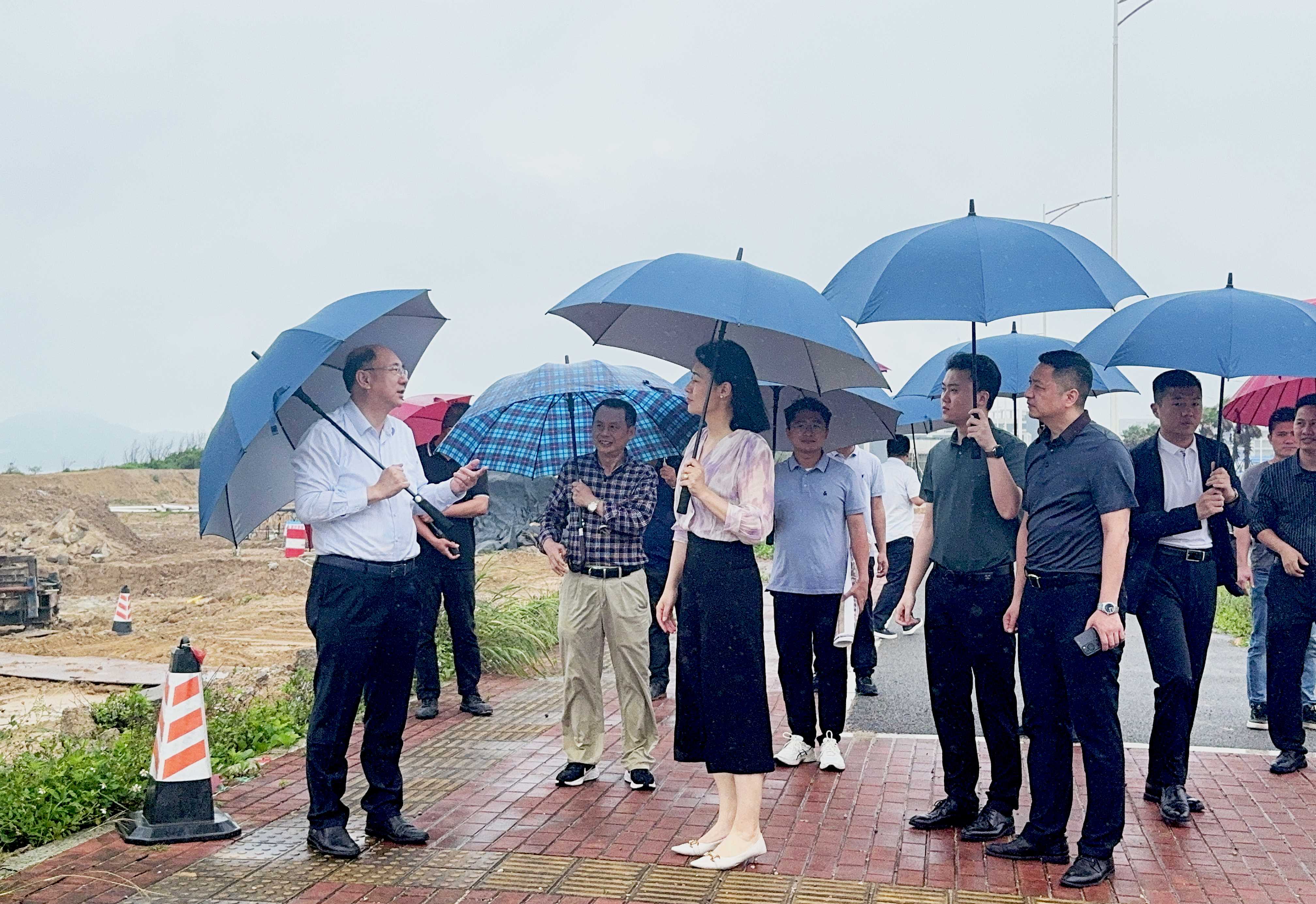 薛梅同广东省汕头市综合保税区党委书记、管委会主任陈春松会谈