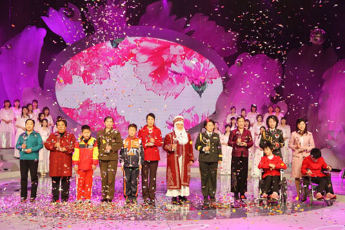 中国十大杰出母亲在颁奖台上合影留念(右边第一位是任菲莉)