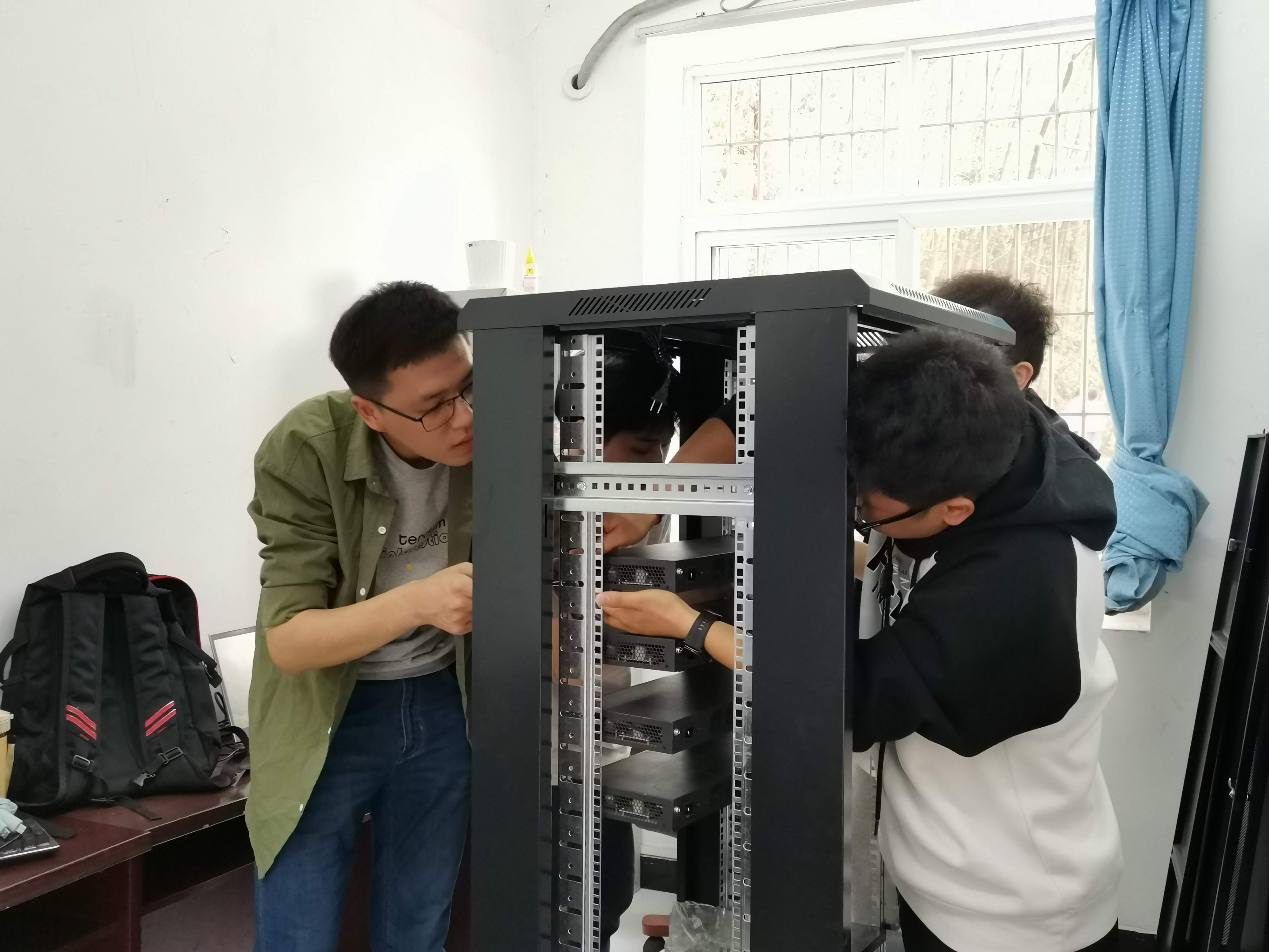 开放式实验室_重庆城市科技学院_学生进行真机实操