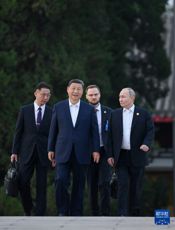 习近平同俄罗斯总统普京在中南海小范围会晤