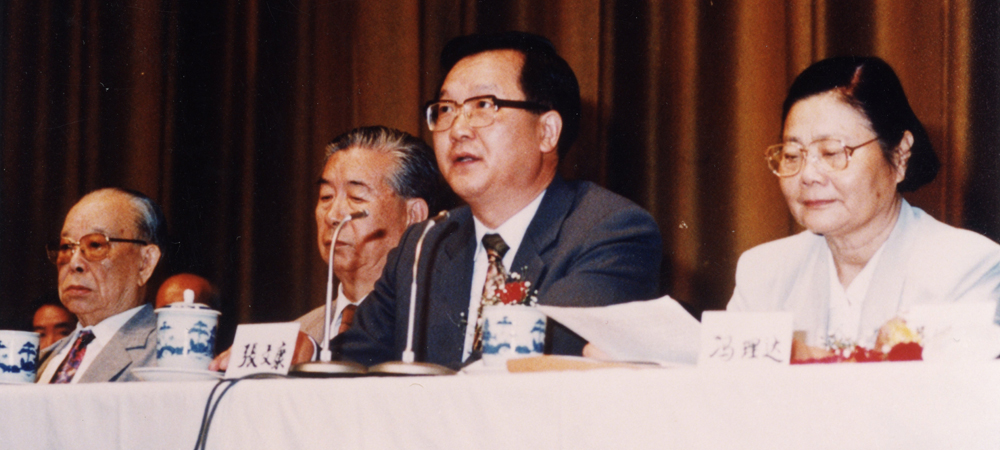 1993年9月卫生部长张文康（右二）学会主席崔月犁（左二)学会副主席冯理达（右一）出席第二届学术大会开幕式